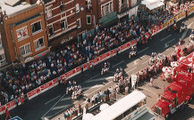 Vue aérienne du public assistant au passage des coureurs, tour de France