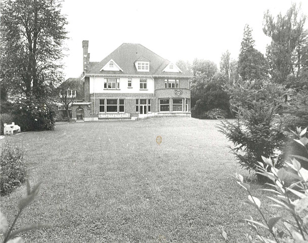 Jardin et façade arrière du château Debosque