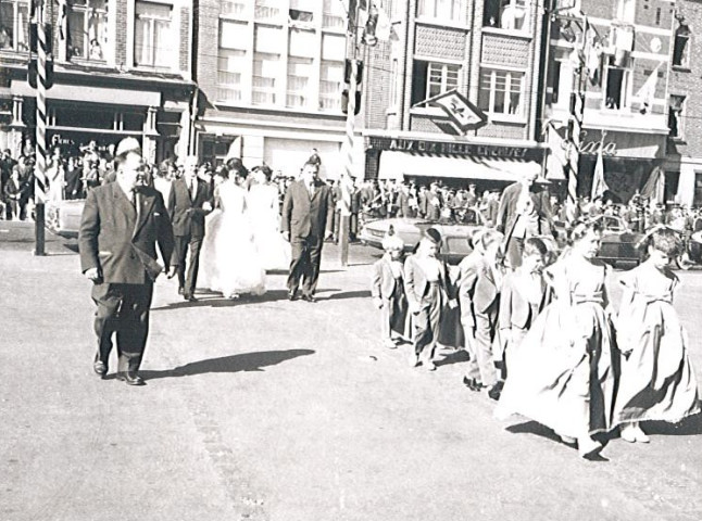 Arrivée de la reine des Nieulles et des enfants place du Général de Gaulle