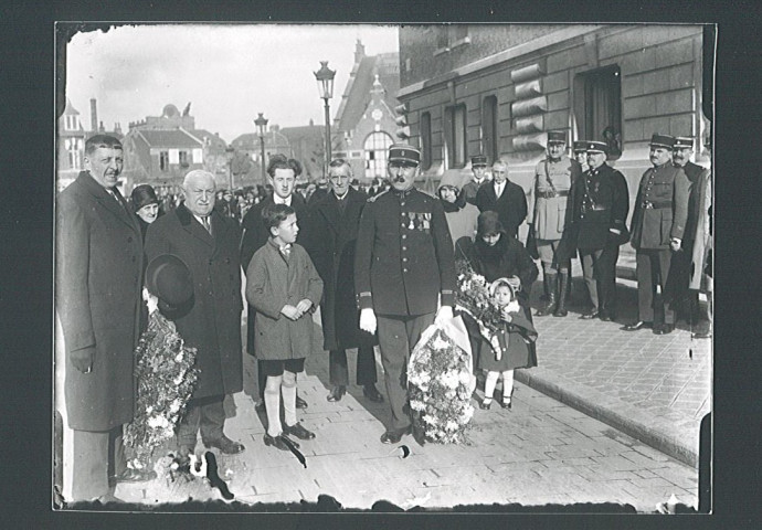Musicien médaillé entouré d'un groupe de personnes suite à une cérémonie devant l'hôtel de ville