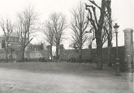 Parvis d'entrée du cimetière communal