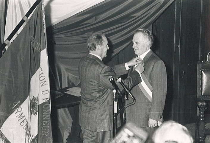 François Mitterrand remettant la légion d'honneur à Gérard Haesebroeck dans le grand salon de l'hôtel de ville