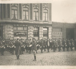 43e régiment d'infanterie en position devant l'estaminet « Au prophète » pour le cinquantenaire de l'école nationale professionnelle