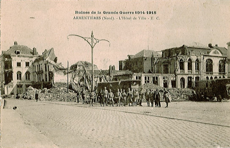 Soldats devant l'hôtel de ville en ruines