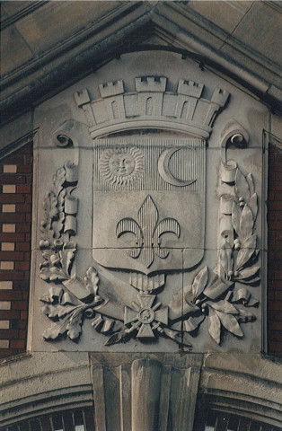 Blason d'Armentières sur le fronton de la piscine municipale