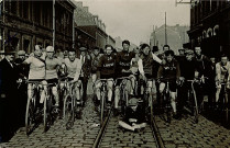 Équipe cycliste dans une rue