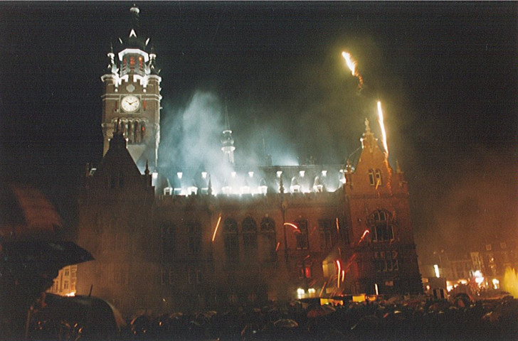 Feu d'artifices lancés depuis l'hôtel de ville pour la fête des Nieulles