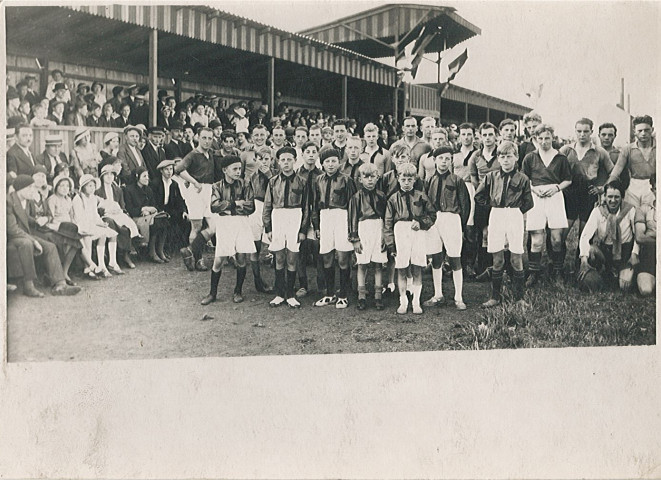 Équipe de joueurs de football posant devant la tribune lors de la demi-finale de la coupe du Nord