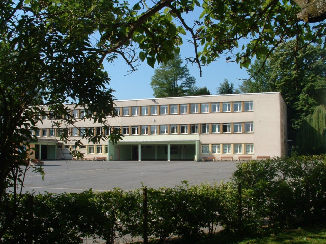 Bâtiment et cour du collège Desrousseaux