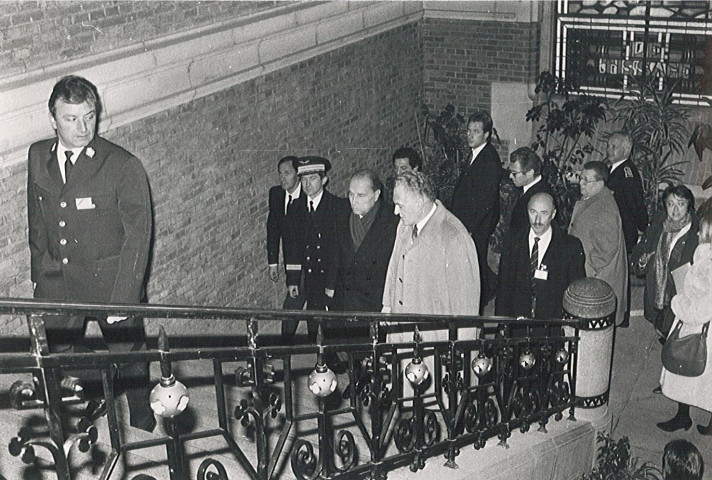 François Mitterrand montant les marches de l'hôtel de ville