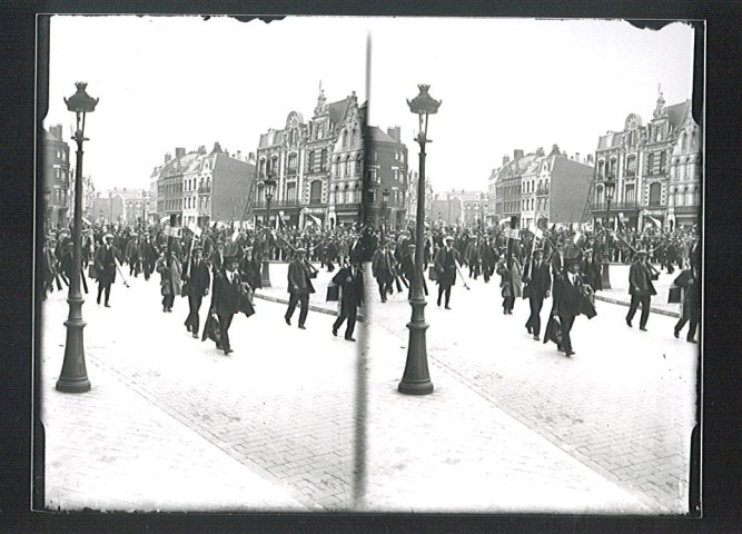 Société de pêche arrivant sur la Grand'Place