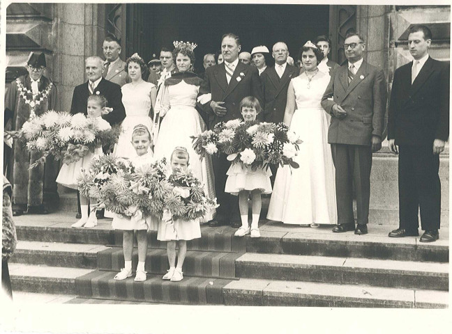 Jean Pichon, la reine des Nieulles et ses dauphines sur le perron de l'hôtel de ville