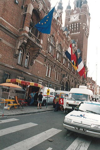 Vue de l'hôtel de ville, préparatifs du tour de France