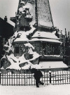 Monument aux morts sous la neige
