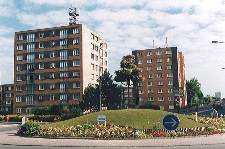 Rond-point des anciens combattants d'Indochine et vue sur les immeubles de la résidence Robert Schuman