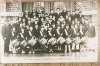 Amicales Laïques, clique scolaire d'Armentières sur un perron