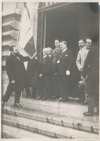 Remise de drapeau sur le perron de l'hôtel de ville