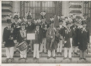 Musiciens de la Grande Fanfare déguisés sur le perron de l'hôtel de ville