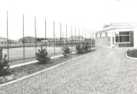 Court de tennis et espaces verts, foyer de jeunes