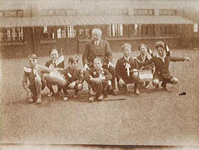 Écoliers [de l'école Ernest Renan] et leur maître Léon Antoine