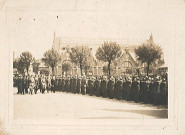 Personnalités passant en revue les fantassins lors du défilé du 14 juillet 1945 au centre-ville