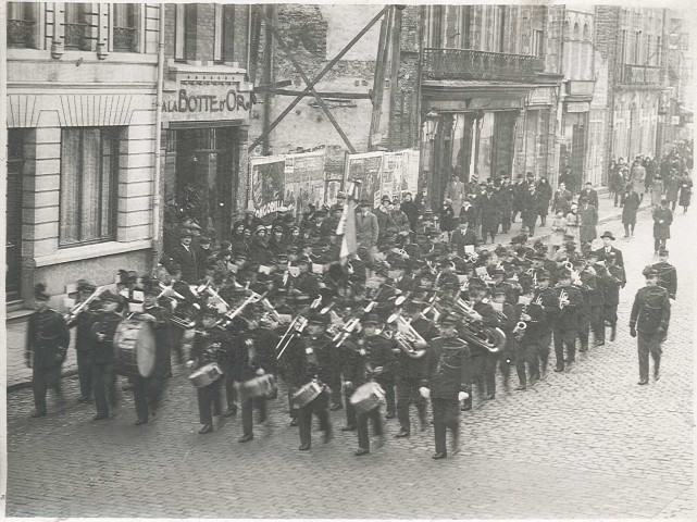 Grande fanfare défilant dans le centre-ville