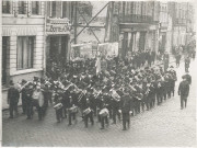 Grande fanfare défilant dans le centre-ville