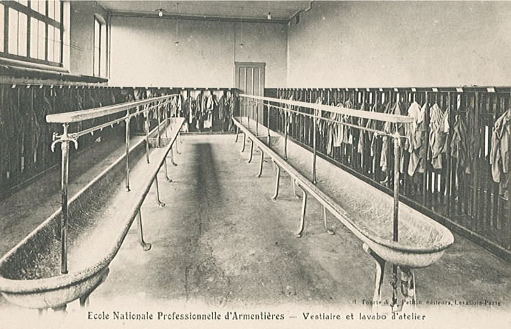 Vestiaire et lavabo d'atelier à l'École Nationale Professionnelle