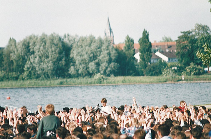 Public lors de la fête de l'eau à la base des Prés du Hem