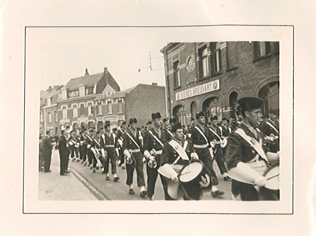 Défilé de la fanfare du 43e régiment d'infanterie de Lille pour la fête des Nieulles