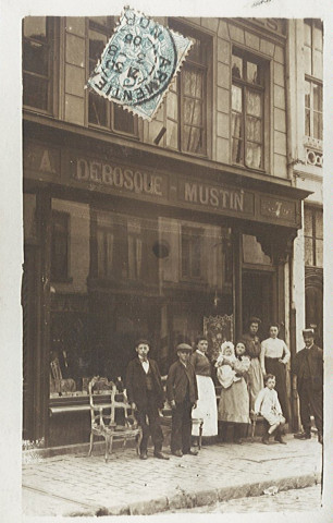 Famille Debosque-Mustin posant devant leur magasin