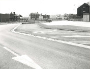 Espaces verts et parkings aménagés sur l'ancien parcours de la Lys quai de la Dérivation au niveau du complexe sportif