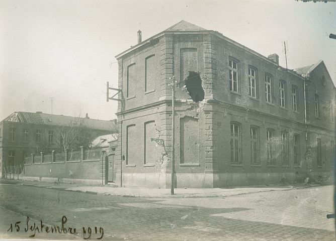 Bâtiment du collège de garçons endommagé par les obus