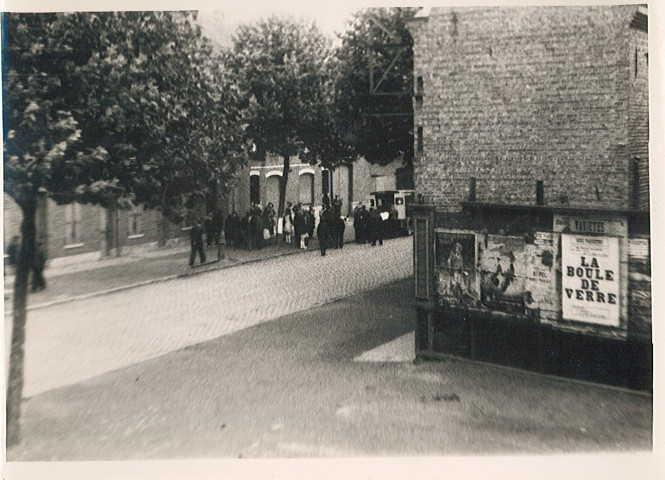 Armentiérois regardant passer les résistants des Forces Françaises de l'Intérieur (FFI) rue du faubourg de Dunkerque