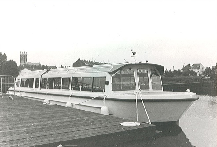 Bateau mouche à quai à la base des Prés du Hem