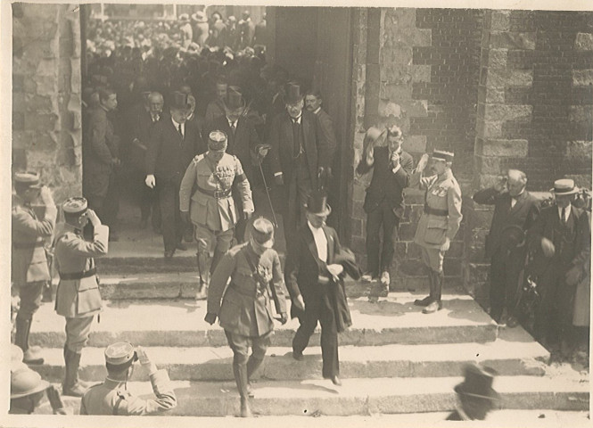 Visite officielle du maréchal Foch pour la remise de la croix de guerre à la ville, cérémonie dans l'église Saint-Vaast en ruines