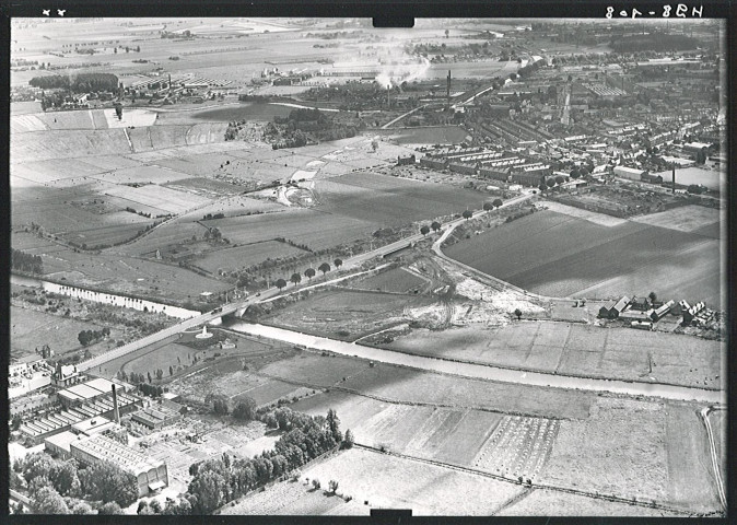 Vue aérienne des Prés du Hem et du canal de la Dérivation [ferme de la motte]