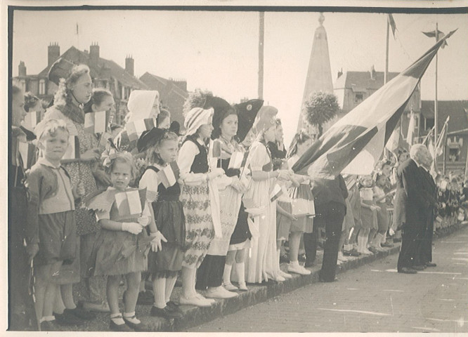 Visite officielle du président Vincent Auriol accueilli par les enfants des écoles de la ville