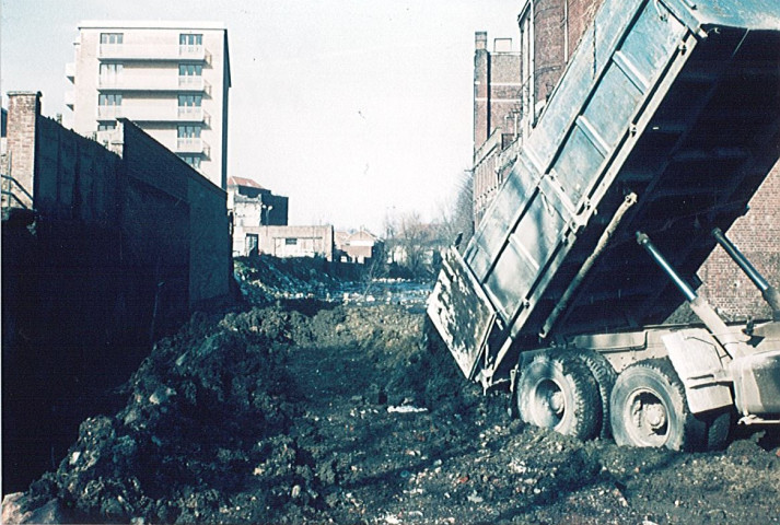 Travaux de comblement de la Lys derrière la brasserie Breuvart