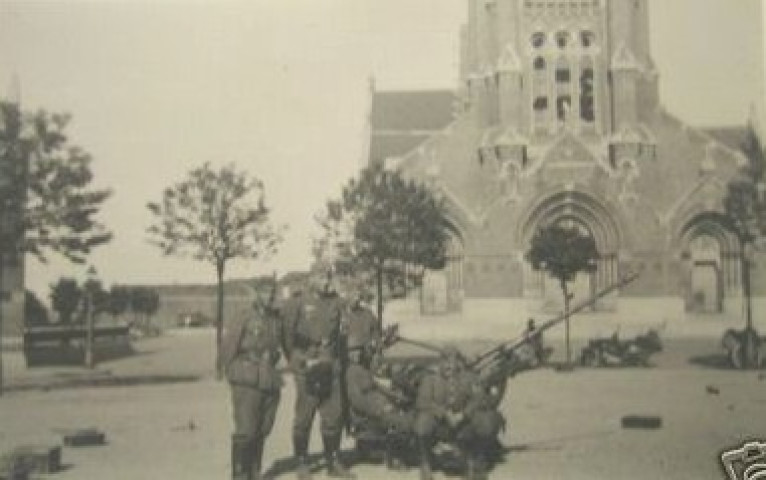 Soldats allemands et canons devant l'église Saint-Vaast