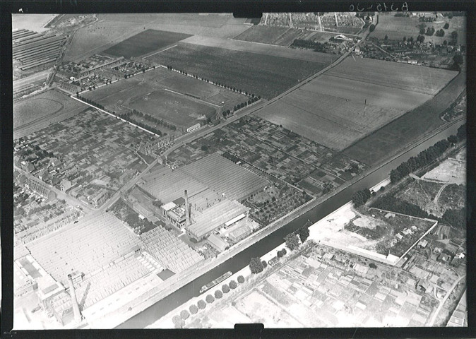 Vue aérienne du quai de la Dérivation, du stade municipal et de la rue du Cimetière et du cimetière