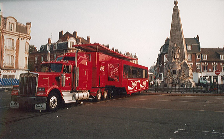 Camions « Coca-Cola » au centre-ville, préparatifs du tour de France