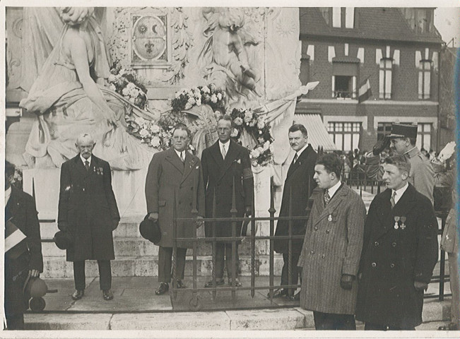 Cérémonie du souvenir au monument aux morts