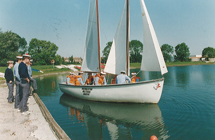 Voilier et jeunes marins à la base des Prés du Hem