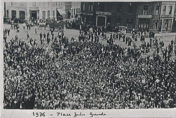 Grévistes sur la place Jules Guesde, grève de 1936