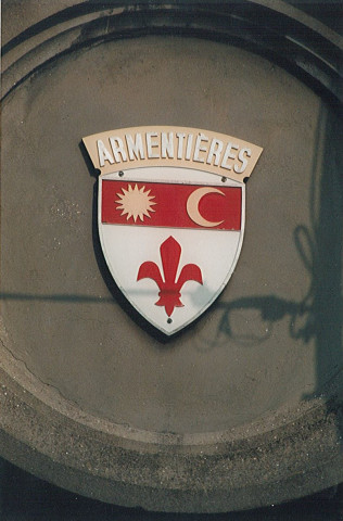 Blason d'Armentières sur la façade de l'abattoir, place du 19 mars 1962