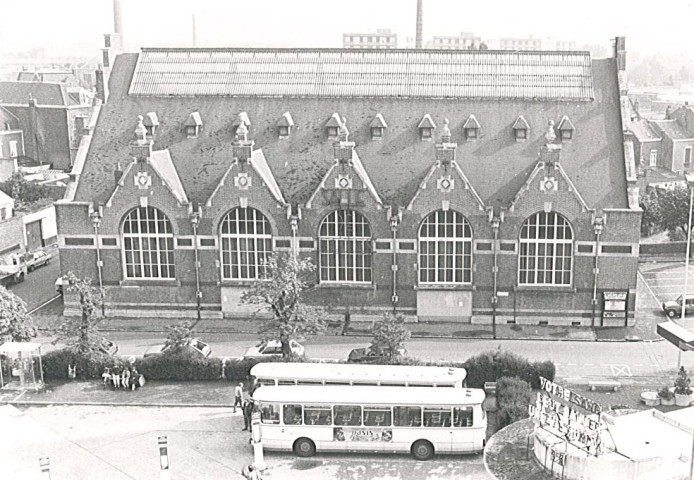 Gare routière et salle des fêtes en centre-ville