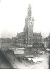 Marché sur la Grand'Place face à l'hôtel de ville en construction