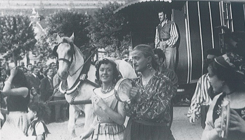 Jeunes costumés défilant dans les rues pour la fête des Nieulles