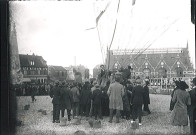 Foule observant l'envol d'un ballon dirigeable (montgolfière) sur la Grand'Place